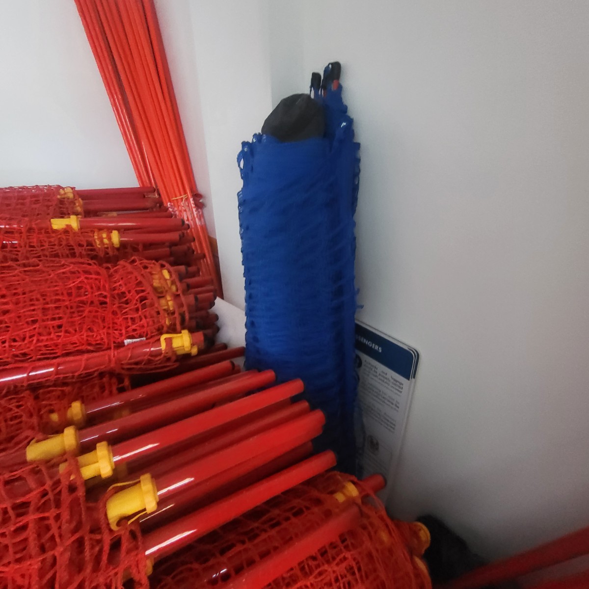 Netze für Skipisten, Schutzmatratzen und verschiedene Materialien