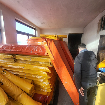 Netze für Skipisten, Schutzmatratzen und verschiedene Materialien